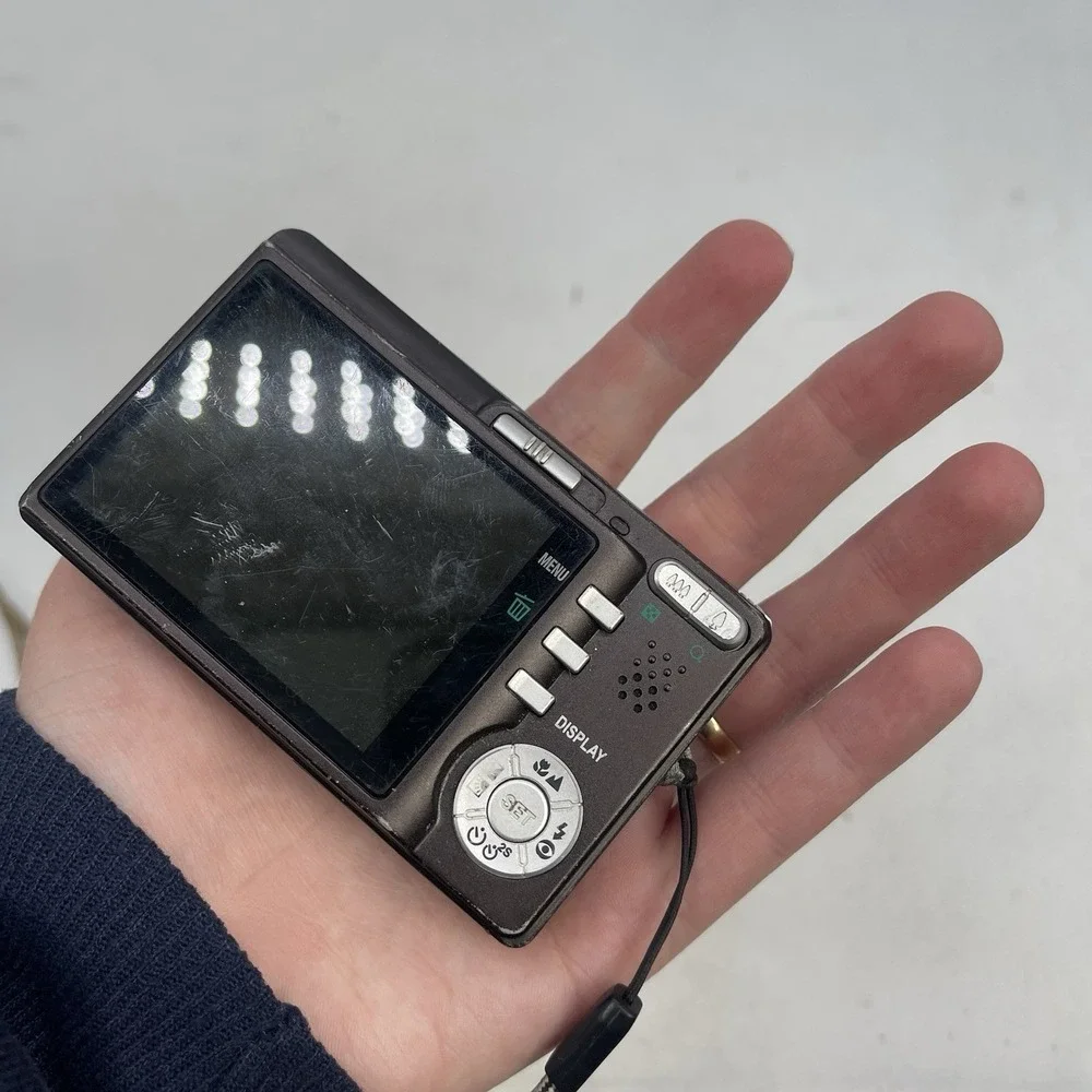 Sanyo VPC-T700 Digital Camera 7 MP W/ Battery No Charger Untested